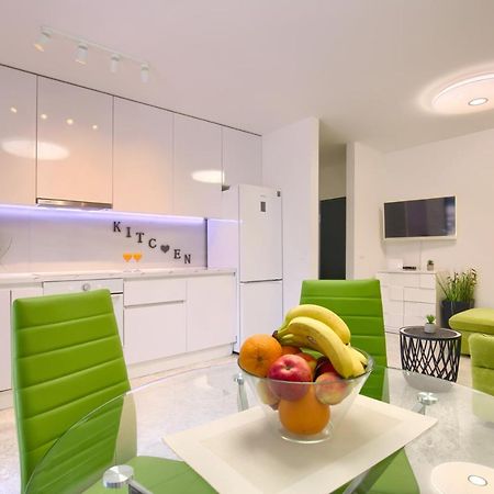 Beach Apartment With Large Terrace 50M From The Beach Pjescana Uvala Exterior photo