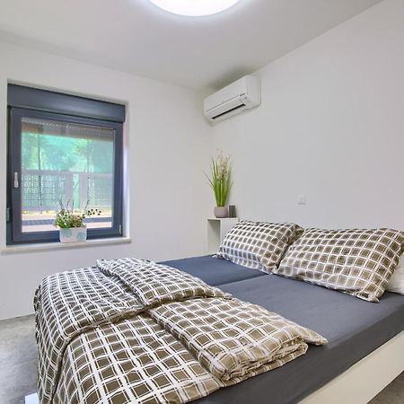 Beach Apartment With Large Terrace 50M From The Beach Pjescana Uvala Exterior photo