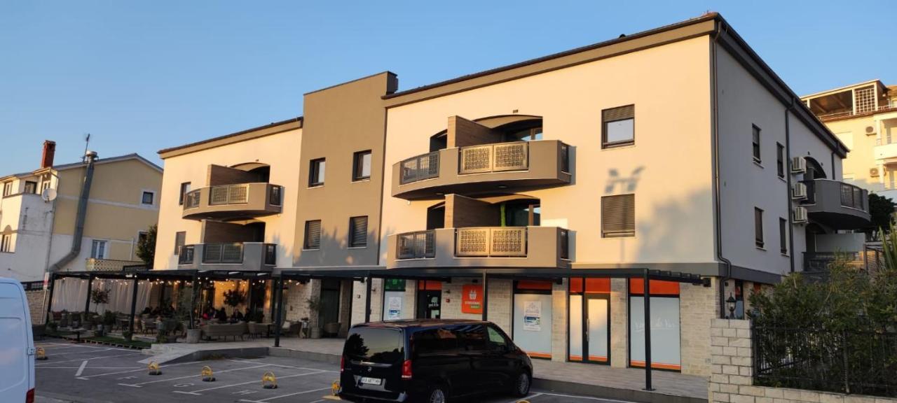 Beach Apartment With Large Terrace 50M From The Beach Pjescana Uvala Exterior photo