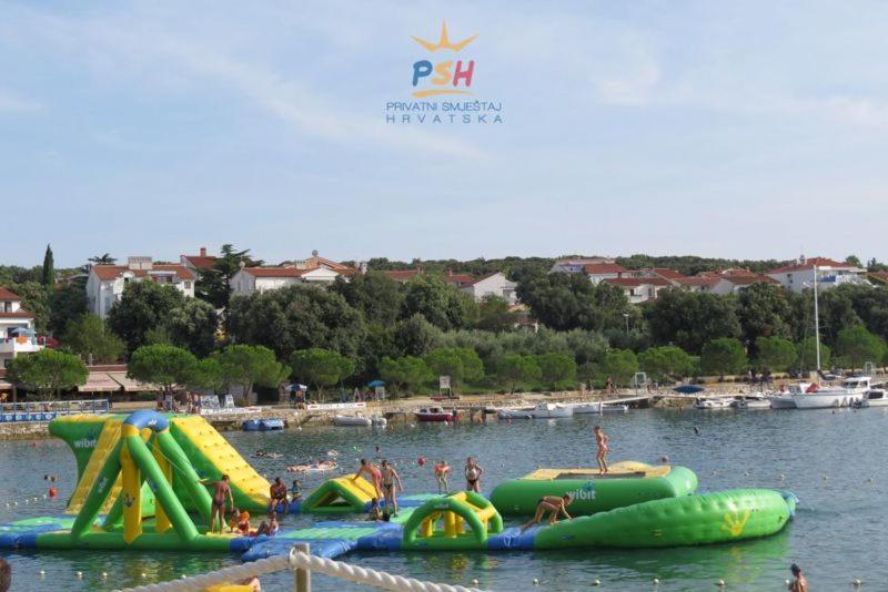 Beach Apartment With Large Terrace 50M From The Beach Pjescana Uvala Exterior photo