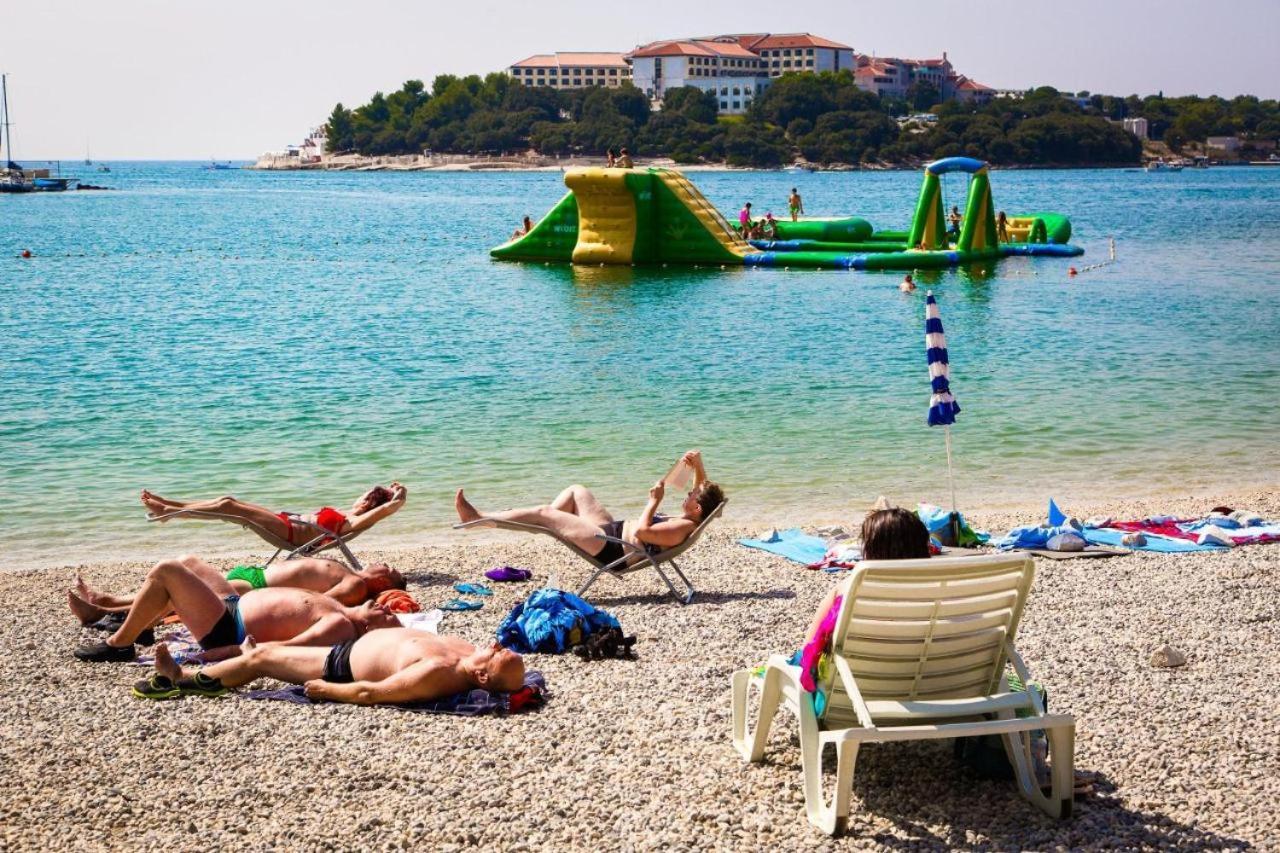 Beach Apartment With Large Terrace 50M From The Beach Pjescana Uvala Exterior photo