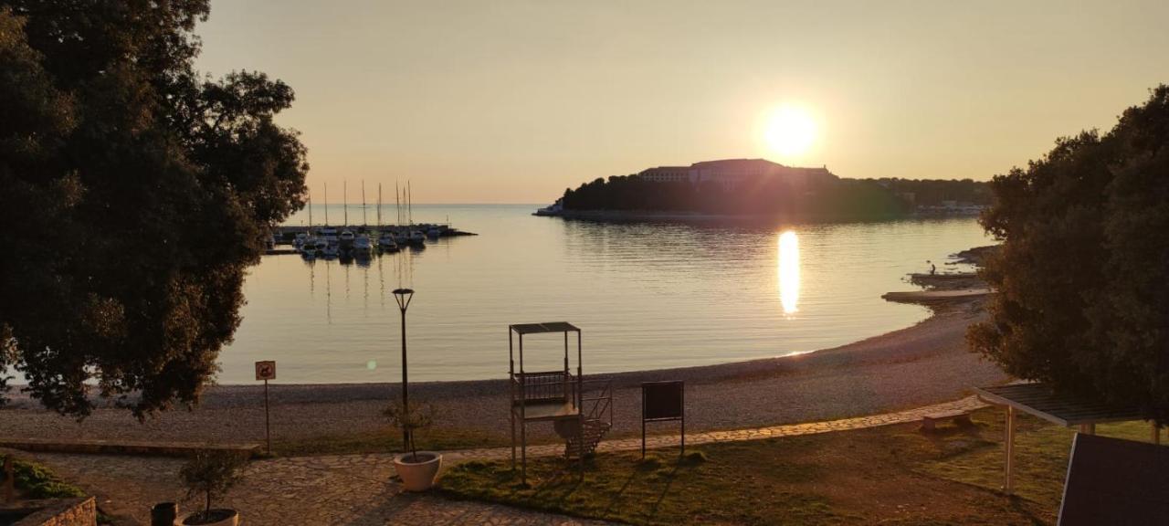 Beach Apartment With Large Terrace 50M From The Beach Pjescana Uvala Exterior photo