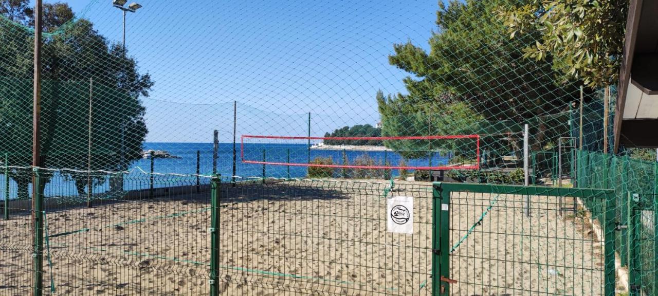 Beach Apartment With Large Terrace 50M From The Beach Pjescana Uvala Exterior photo