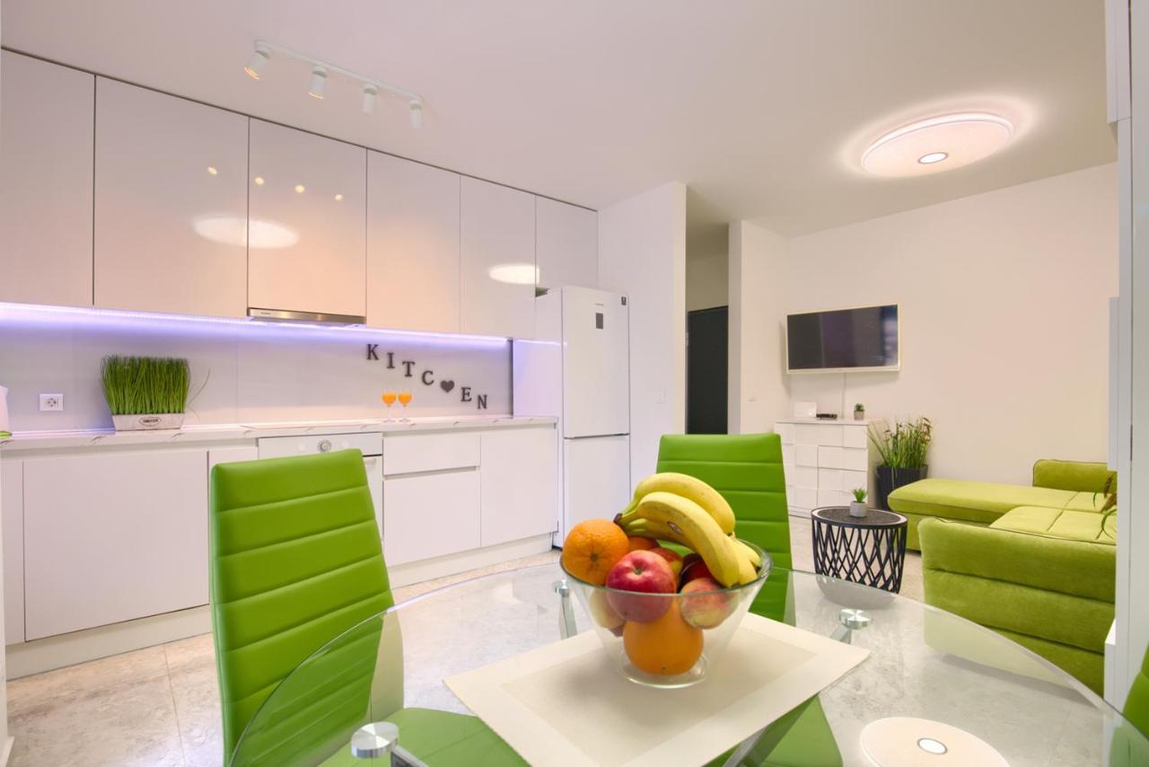 Beach Apartment With Large Terrace 50M From The Beach Pjescana Uvala Exterior photo