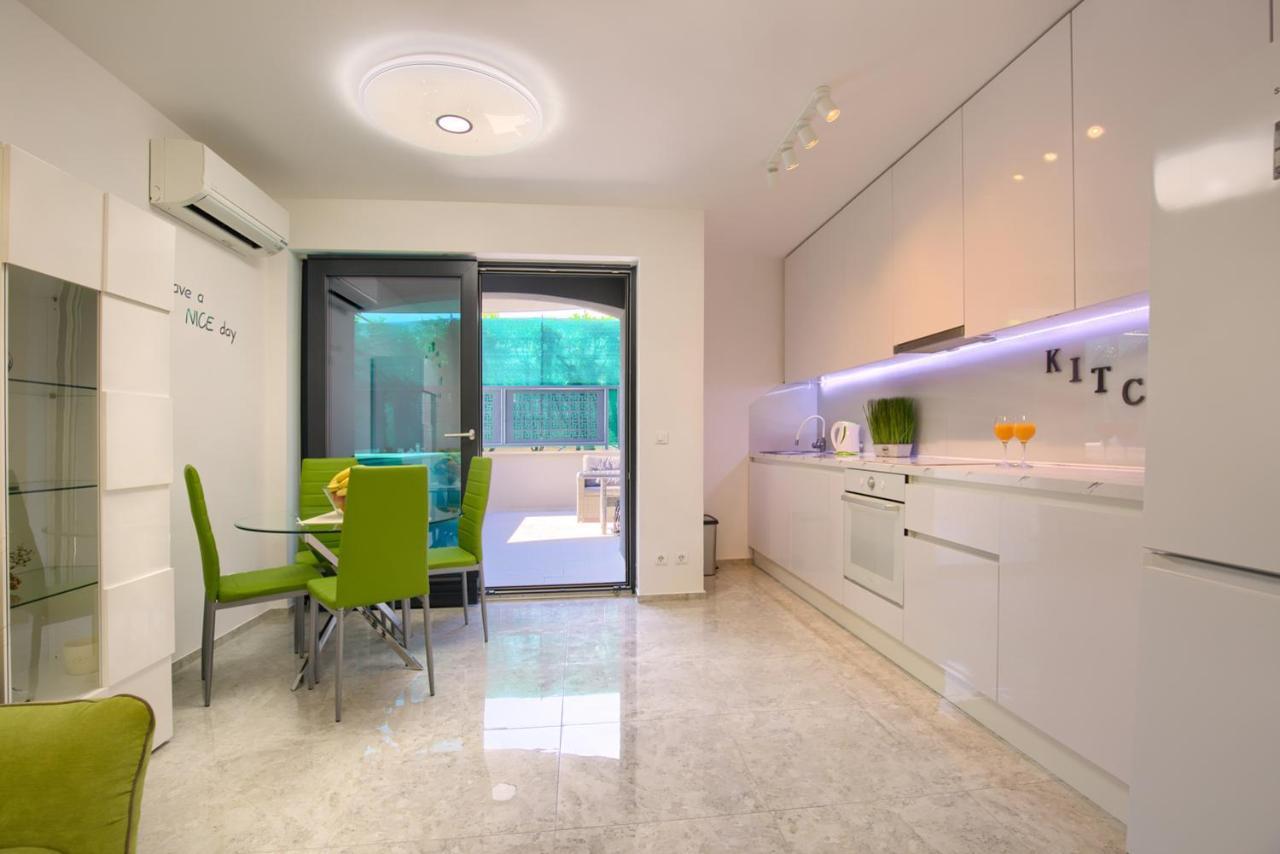 Beach Apartment With Large Terrace 50M From The Beach Pjescana Uvala Exterior photo