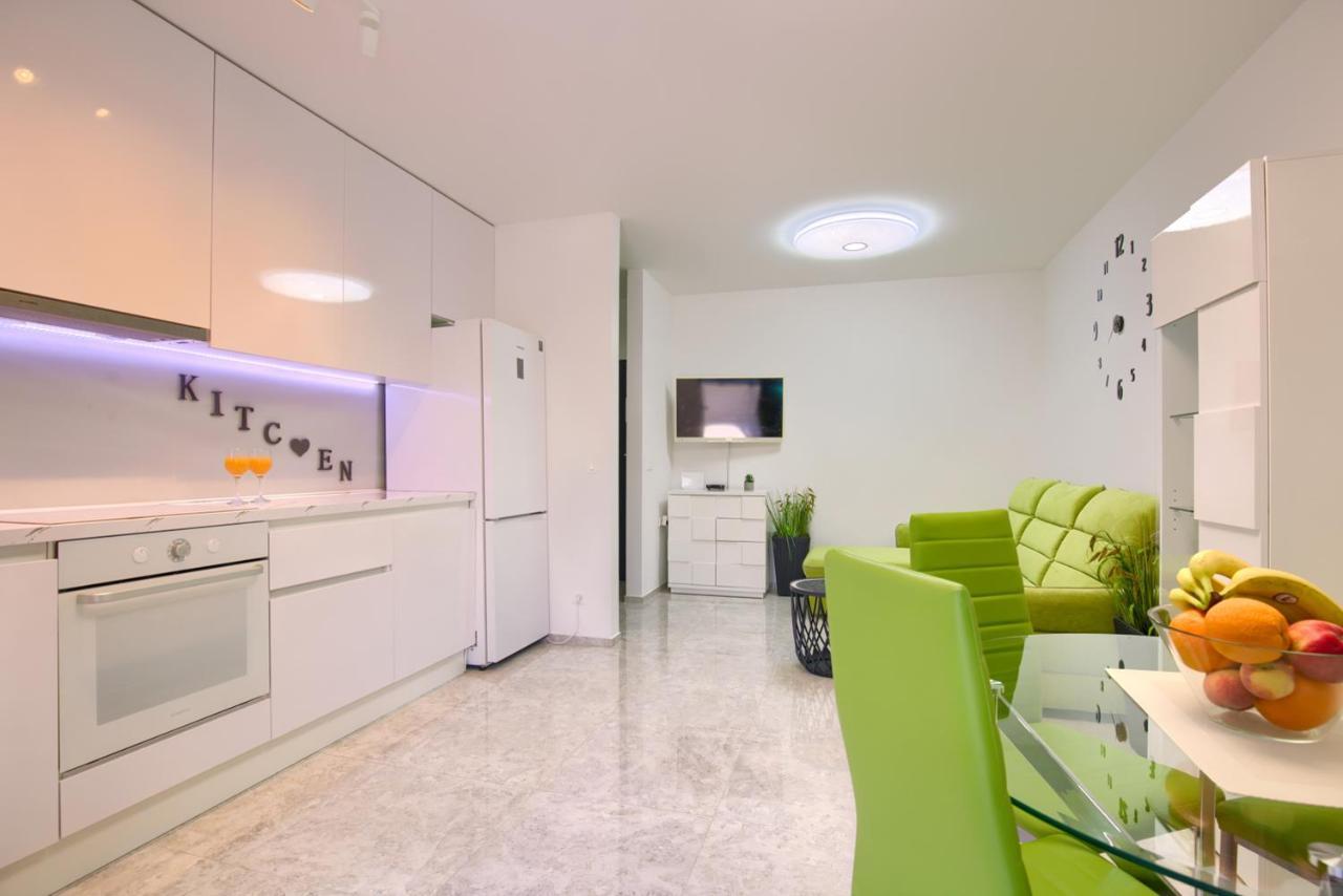 Beach Apartment With Large Terrace 50M From The Beach Pjescana Uvala Exterior photo