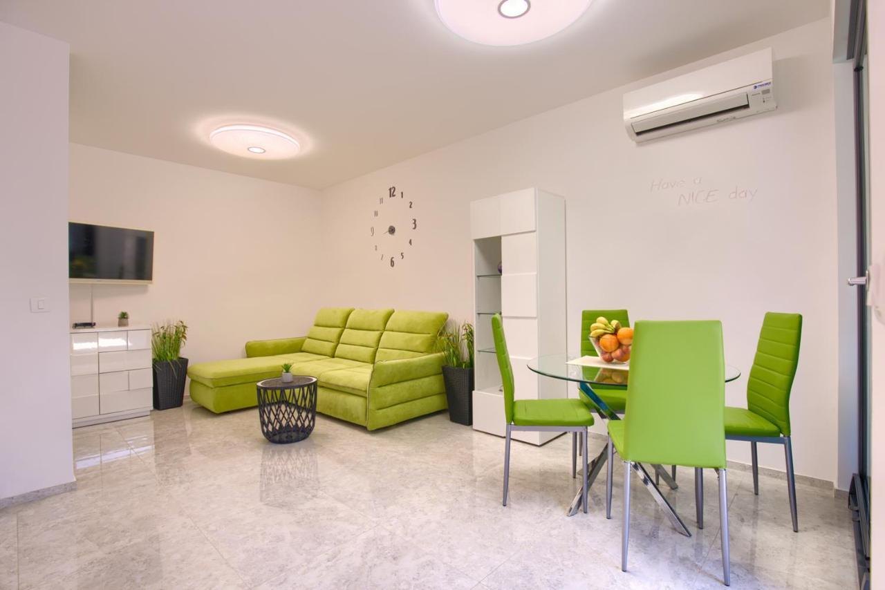 Beach Apartment With Large Terrace 50M From The Beach Pjescana Uvala Exterior photo