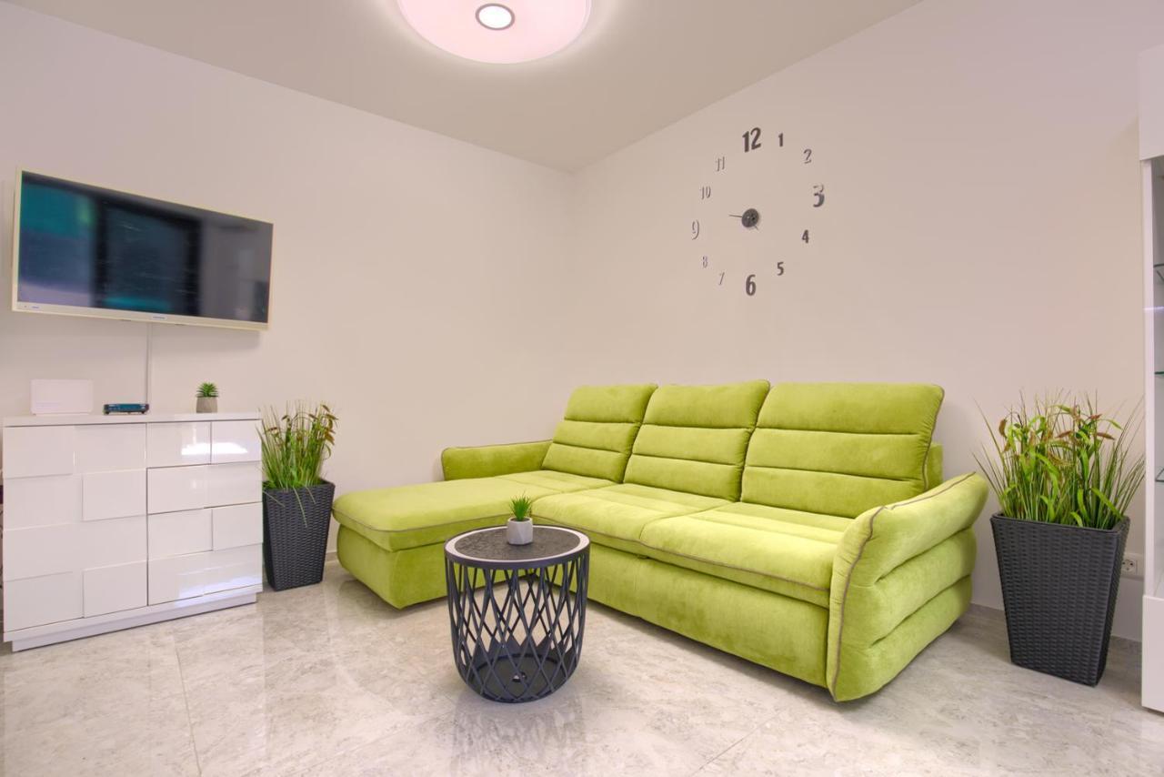 Beach Apartment With Large Terrace 50M From The Beach Pjescana Uvala Exterior photo