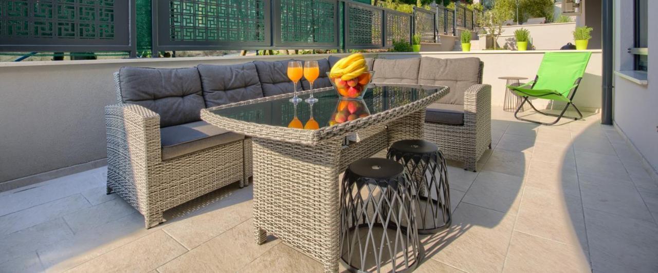 Beach Apartment With Large Terrace 50M From The Beach Pjescana Uvala Exterior photo