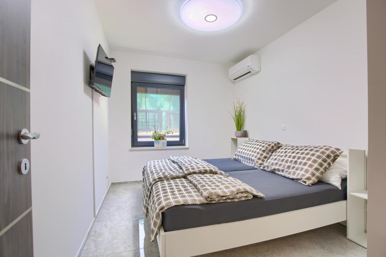Beach Apartment With Large Terrace 50M From The Beach Pjescana Uvala Exterior photo