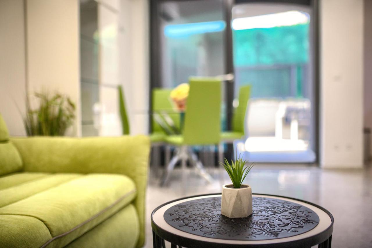Beach Apartment With Large Terrace 50M From The Beach Pjescana Uvala Exterior photo