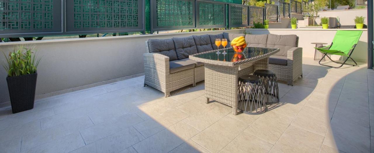 Beach Apartment With Large Terrace 50M From The Beach Pjescana Uvala Exterior photo