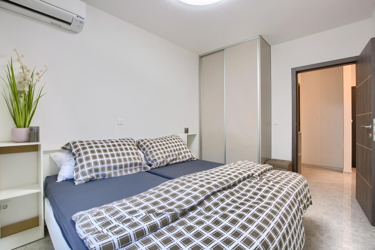 Beach Apartment With Large Terrace 50M From The Beach Pjescana Uvala Exterior photo
