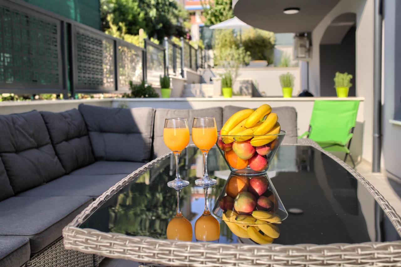Beach Apartment With Large Terrace 50M From The Beach Pjescana Uvala Exterior photo