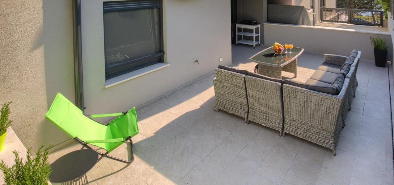 Beach Apartment With Large Terrace 50M From The Beach Pjescana Uvala Exterior photo