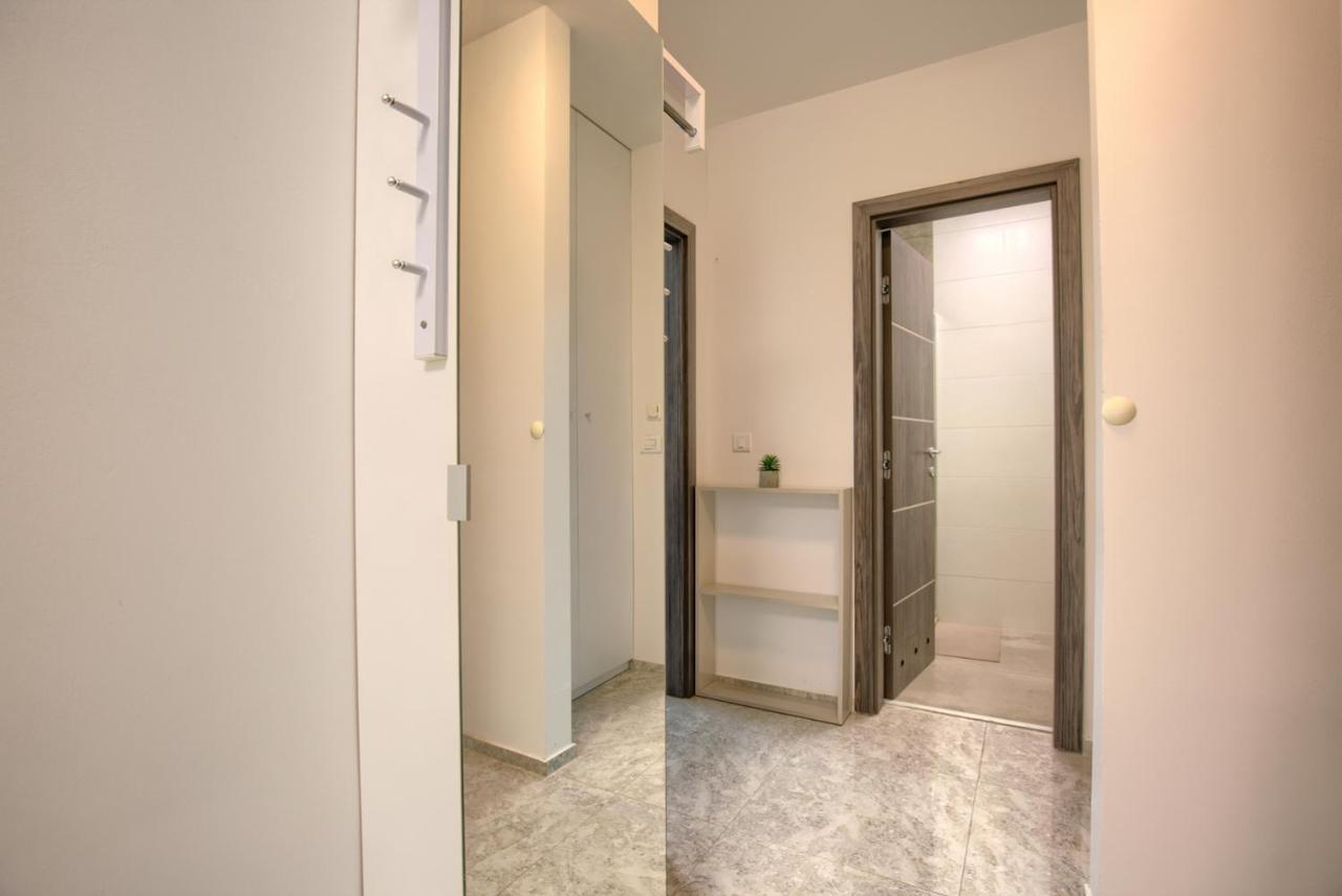 Beach Apartment With Large Terrace 50M From The Beach Pjescana Uvala Exterior photo