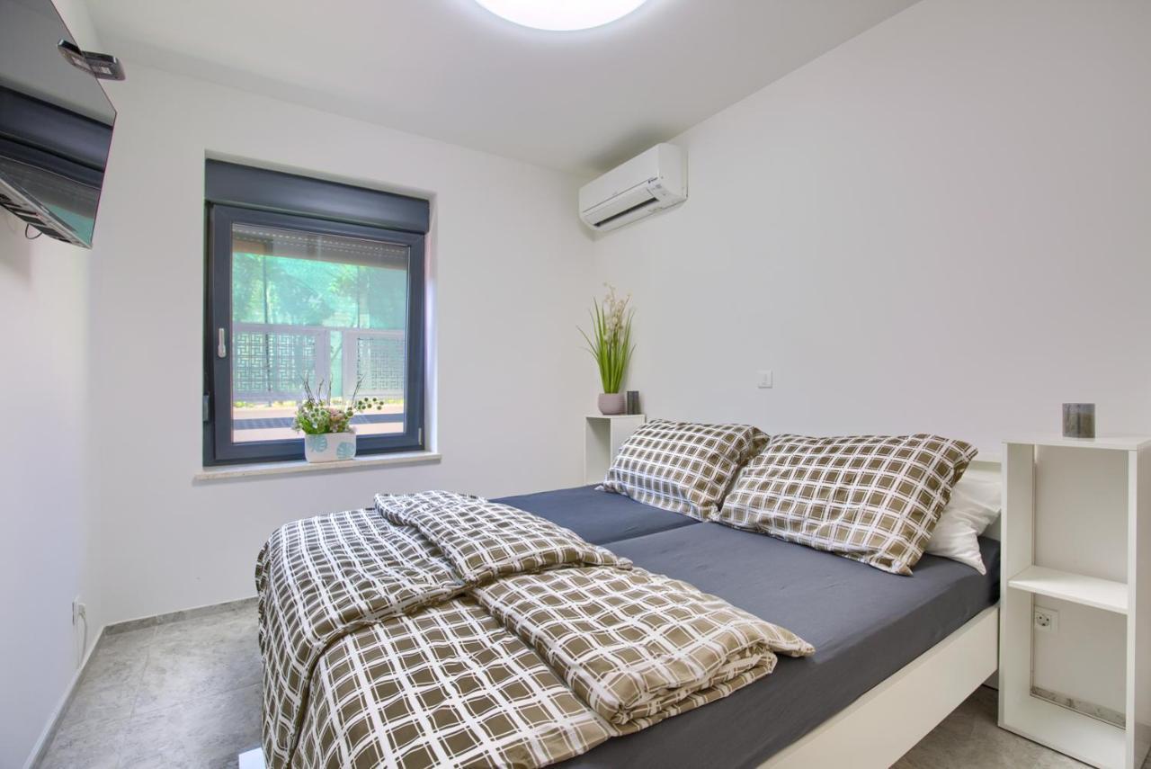 Beach Apartment With Large Terrace 50M From The Beach Pjescana Uvala Exterior photo
