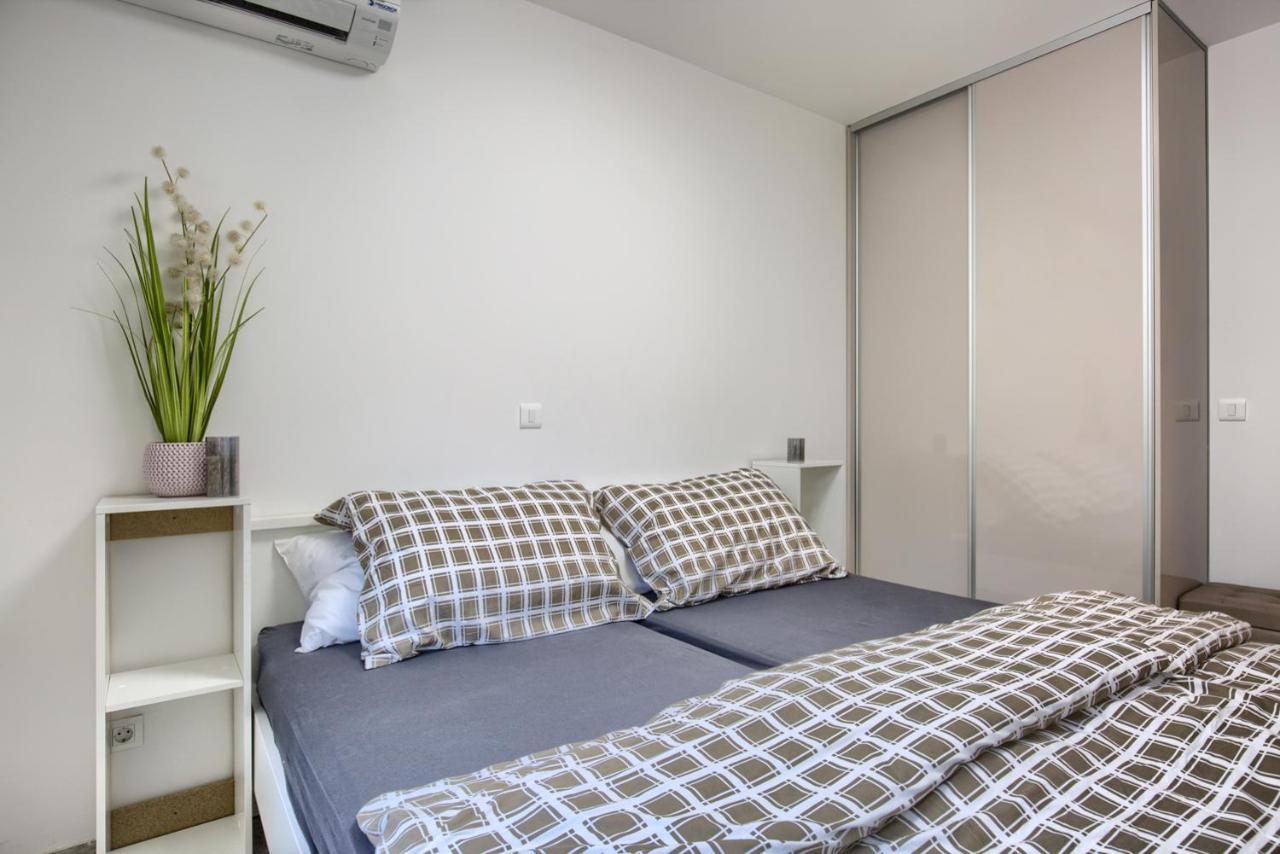 Beach Apartment With Large Terrace 50M From The Beach Pjescana Uvala Exterior photo