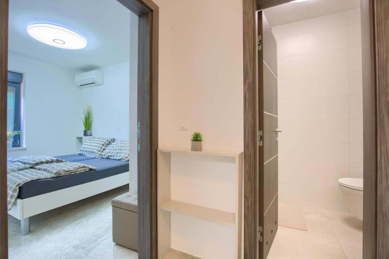 Beach Apartment With Large Terrace 50M From The Beach Pjescana Uvala Exterior photo